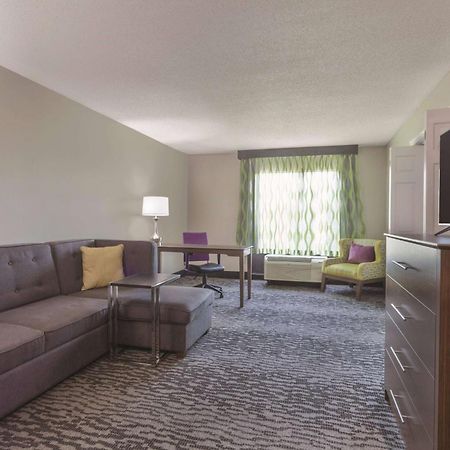 La Quinta By Wyndham Columbus North Hotel Exterior photo