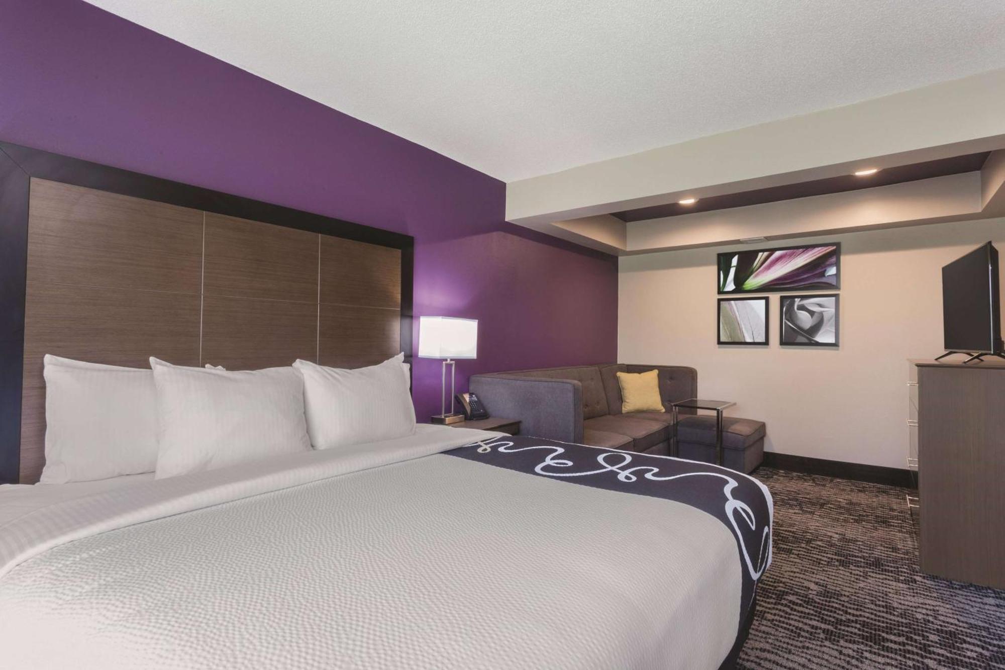 La Quinta By Wyndham Columbus North Hotel Exterior photo