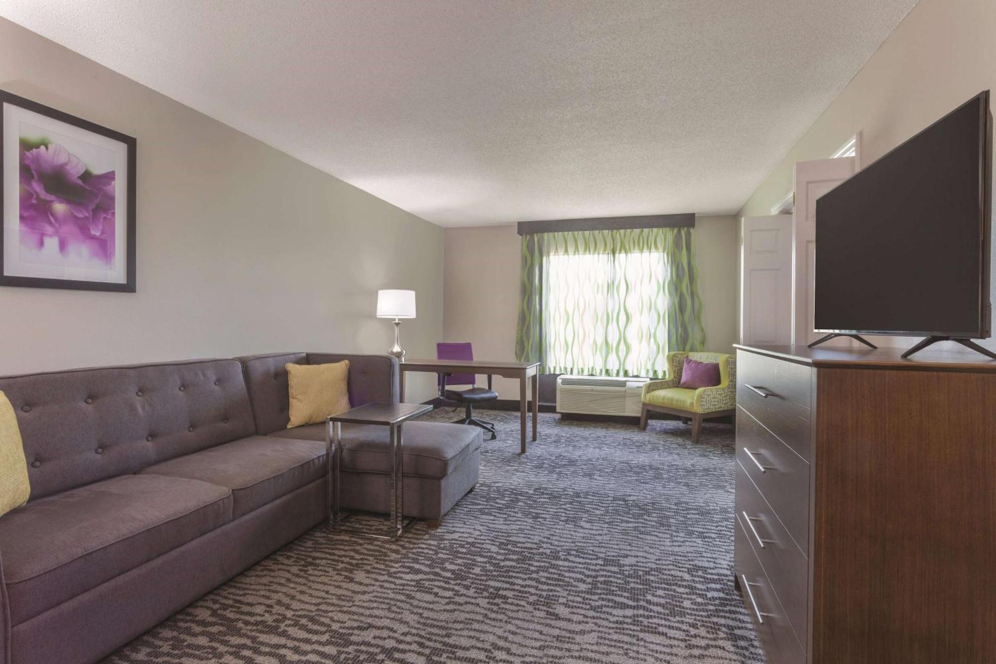 La Quinta By Wyndham Columbus North Hotel Exterior photo