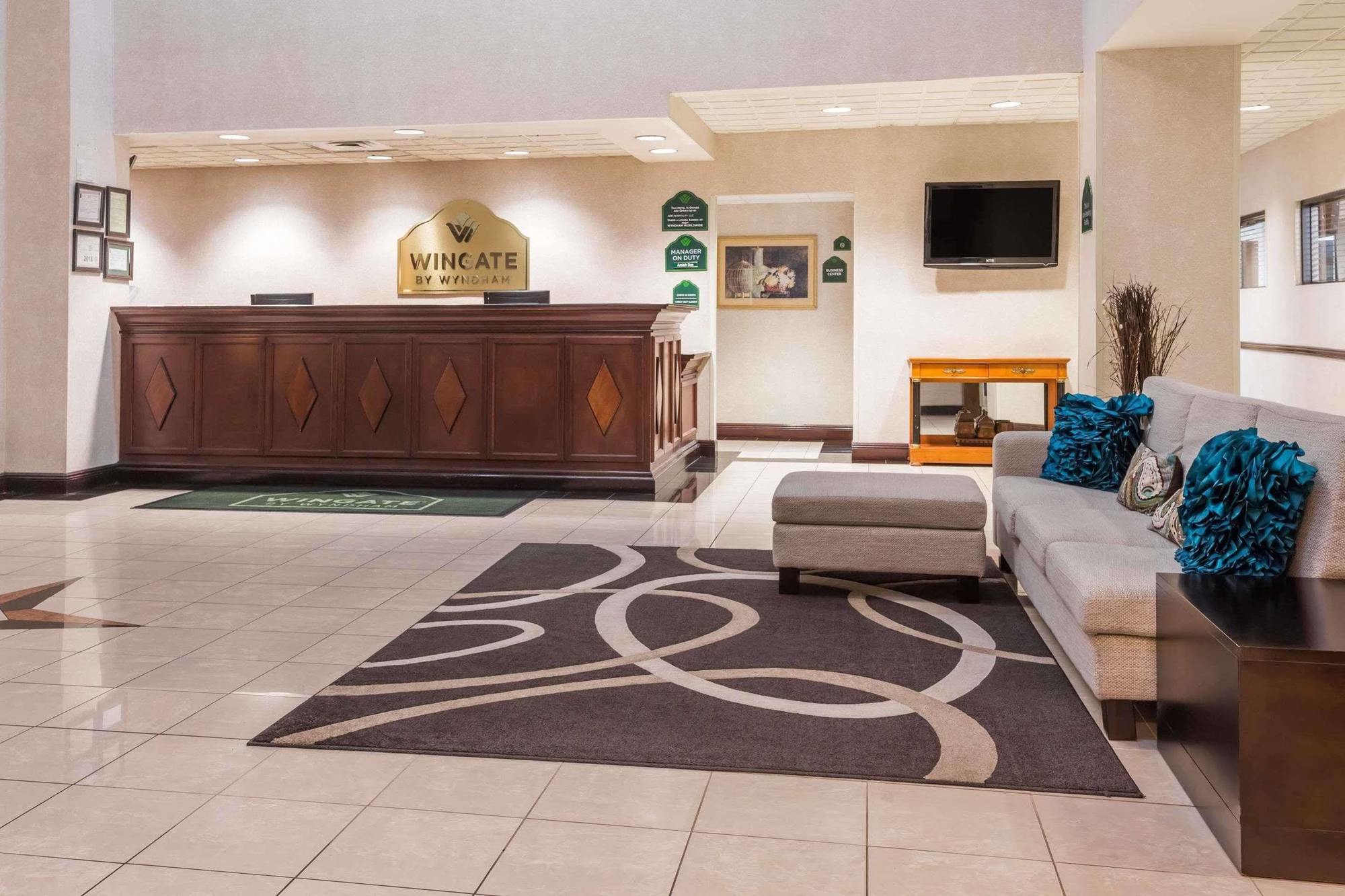 La Quinta By Wyndham Columbus North Hotel Exterior photo