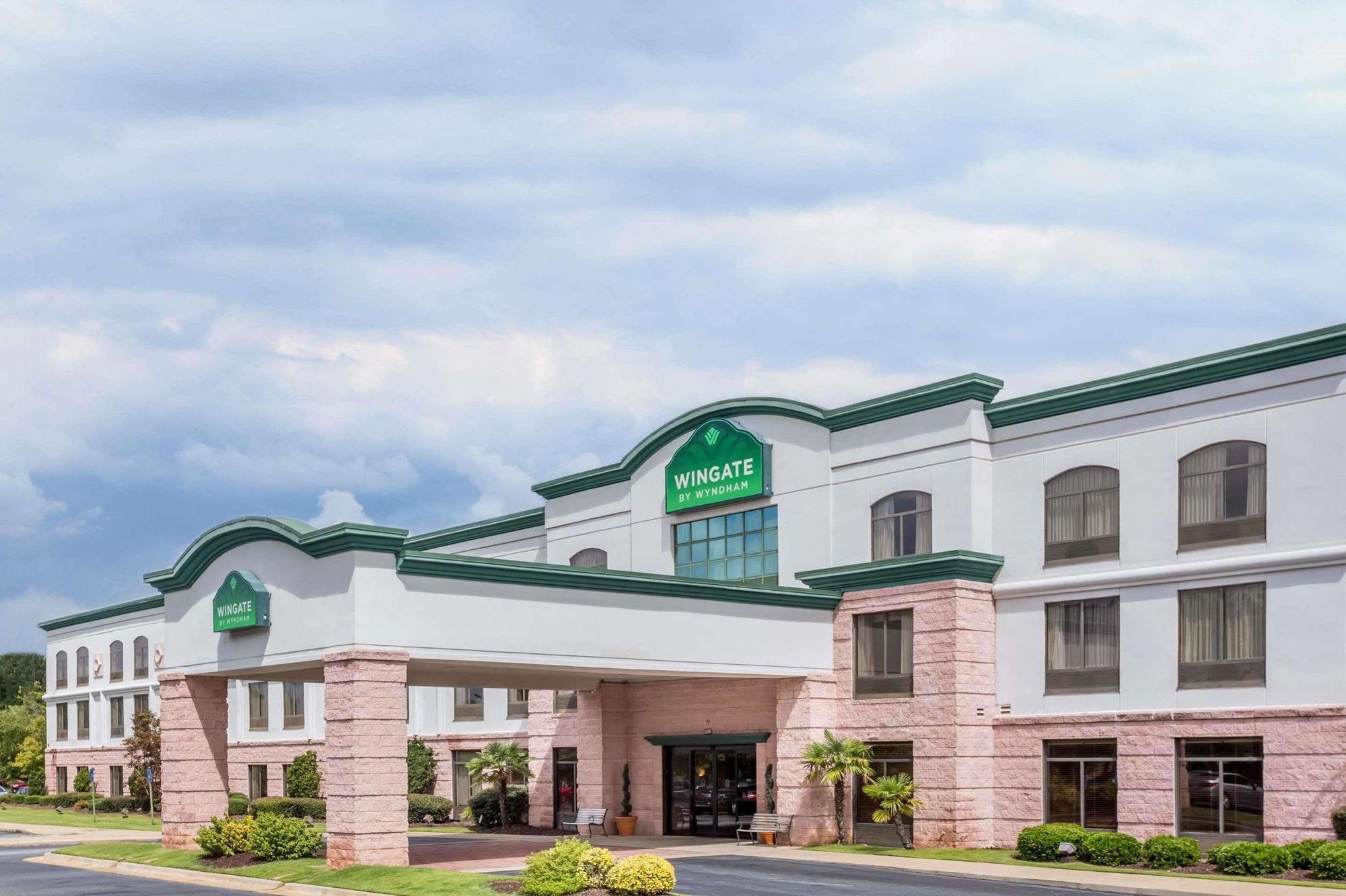 La Quinta By Wyndham Columbus North Hotel Exterior photo